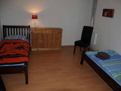 Da überwiegend Monteure und Wochenendpendler diese Wohnung mieten, wurde das Schlafzimmer durch 2 Einzelbetten (zusammenstellbar), Schrank sowie Tisch mit 2 Stühle ersetzt